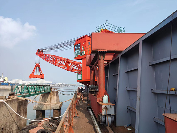 Cần cẩu gầu ngoạm trên tàu biển